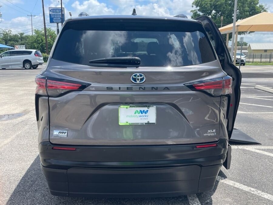 2022 Toyota Sienna XLE - Photo 9