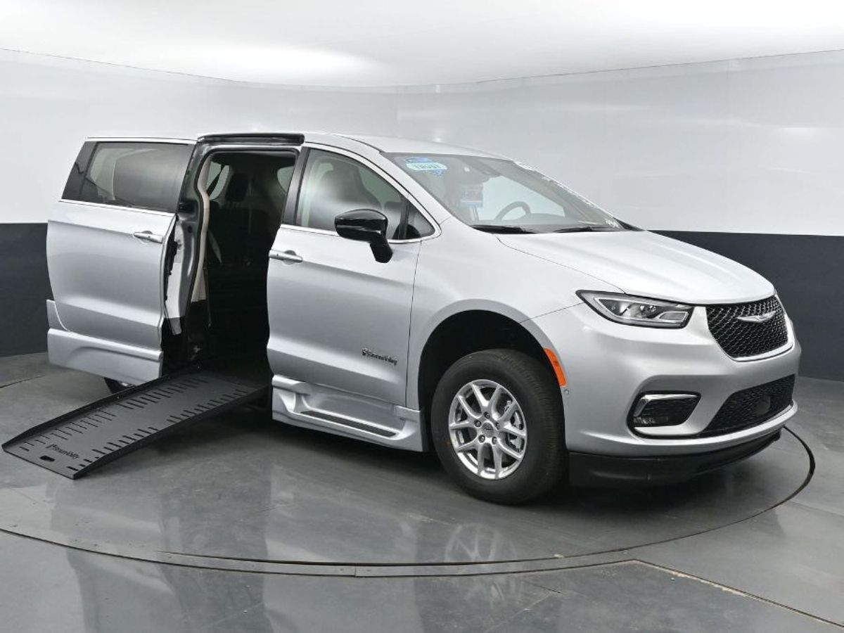 2024 Chrysler Pacifica Touring L - Photo 19