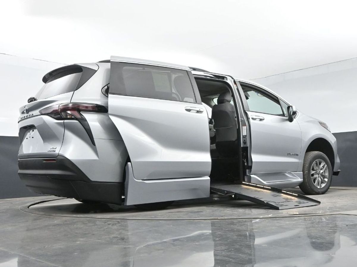 2024 Toyota Sienna XLE - Photo 11