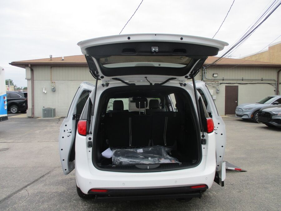 2026 Chrysler Voyager LX - Photo 8