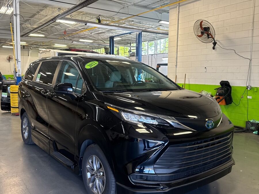 2022 Toyota Sienna LE - Photo 4