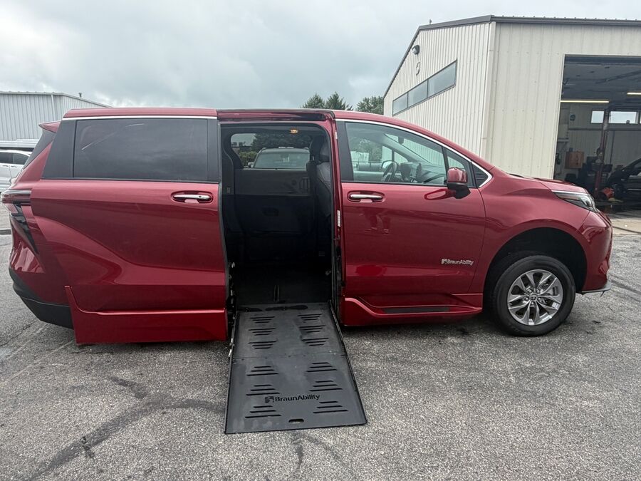 2024 Toyota Sienna XLE - Photo 14
