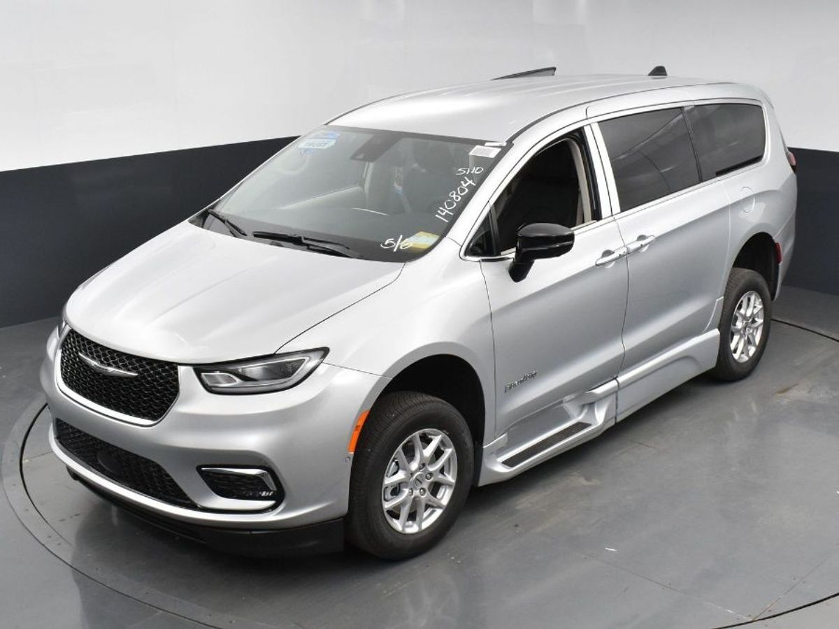 2024 Chrysler Pacifica Touring L - Photo 16