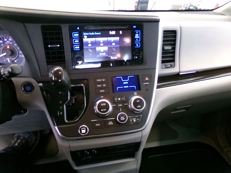2015 Toyota Sienna XLE - Photo 8