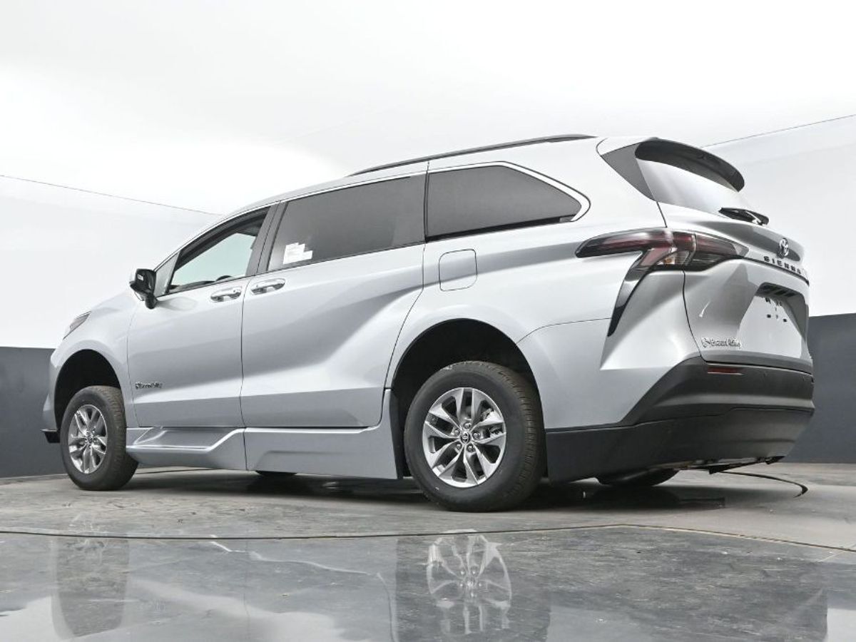 2024 Toyota Sienna XLE - Photo 10