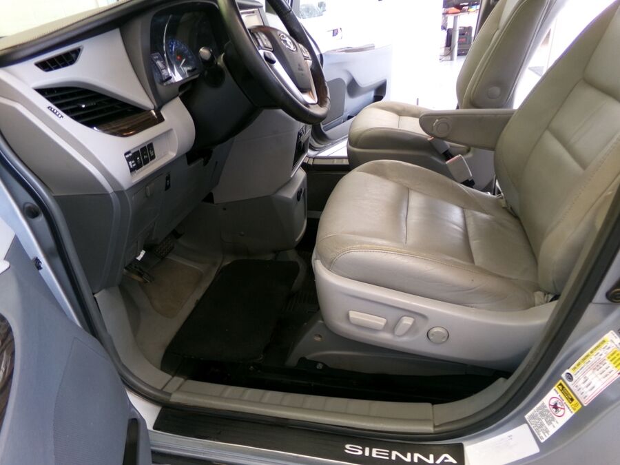 2015 Toyota Sienna XLE - Photo 6