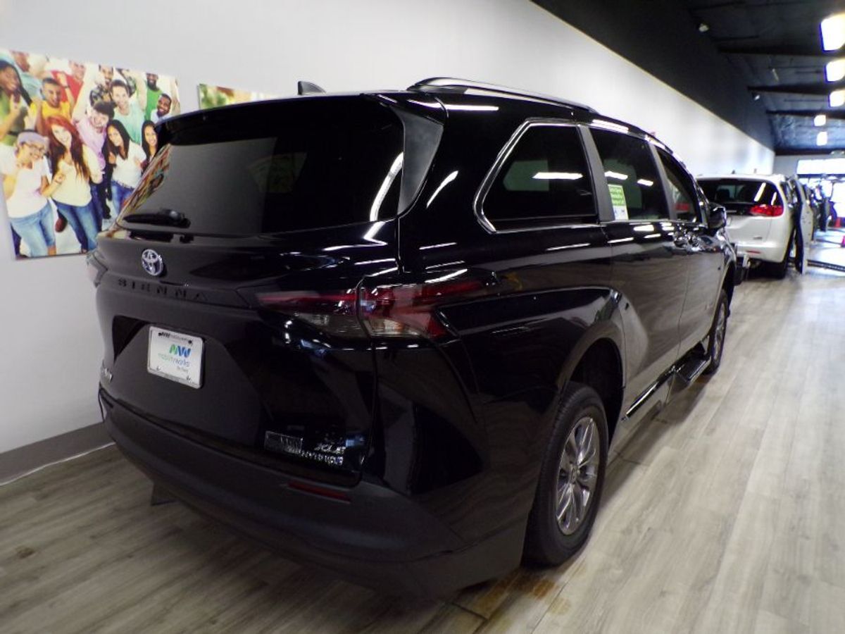 2024 Toyota Sienna XLE - Photo 6