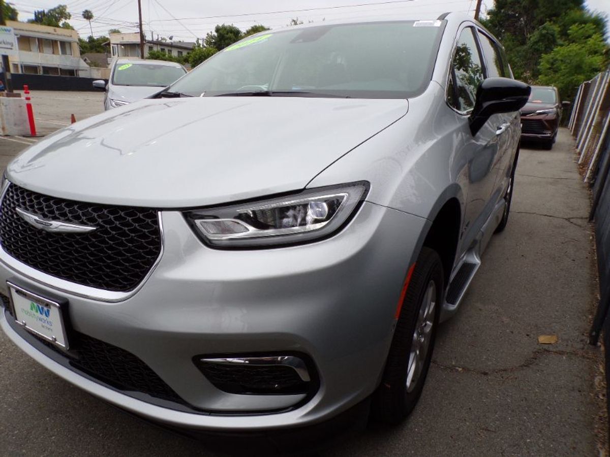 2024 Chrysler Pacifica Touring L - Photo 10