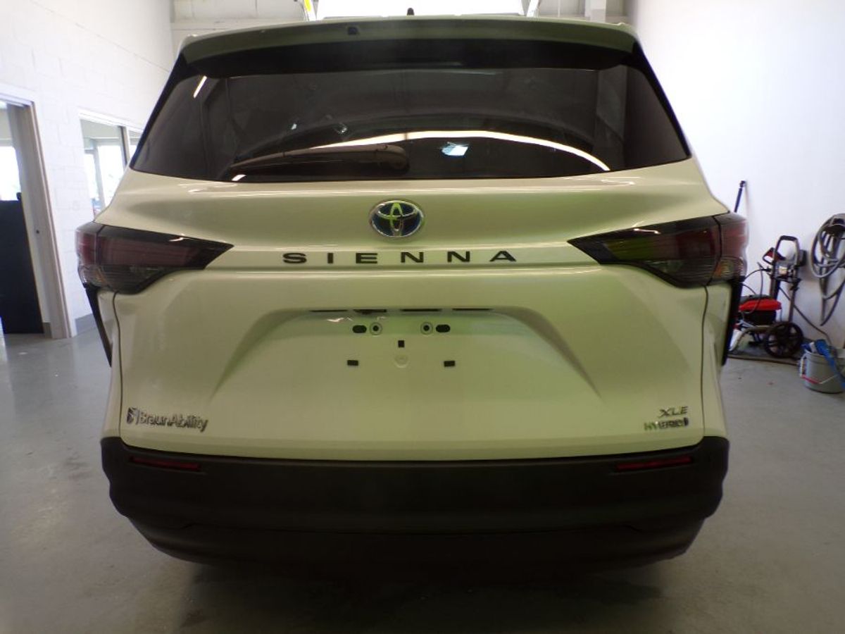2024 Toyota Sienna XLE - Photo 13