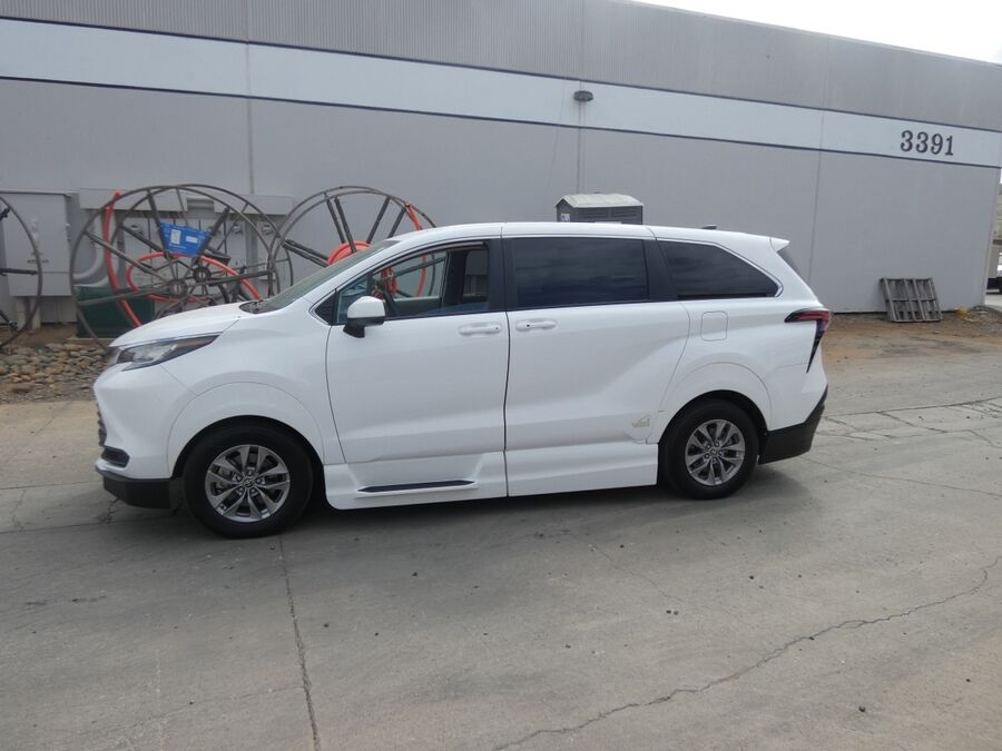 2022 Toyota Sienna LE - Photo 14