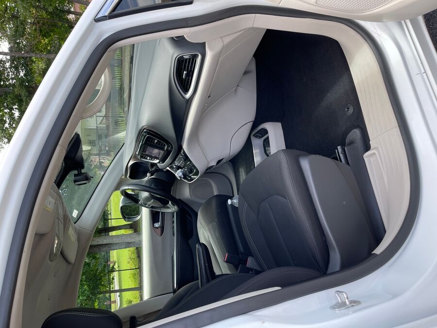 2023 Chrysler Voyager LX - Photo 10
