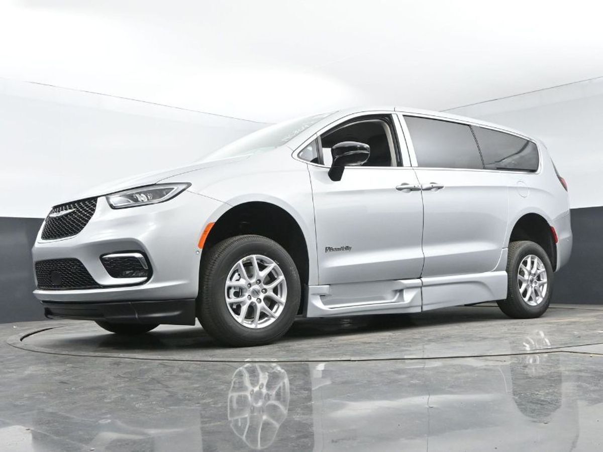 2024 Chrysler Pacifica Touring L - Photo 12