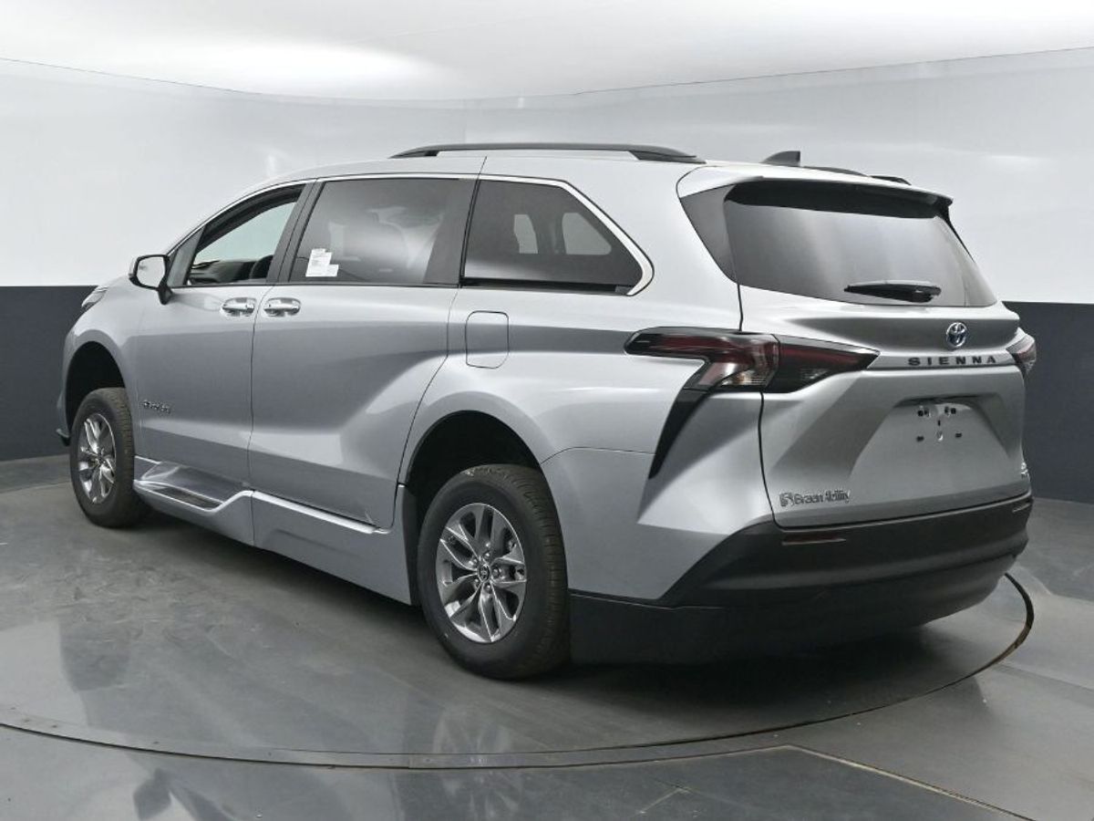 2024 Toyota Sienna XLE - Photo 20