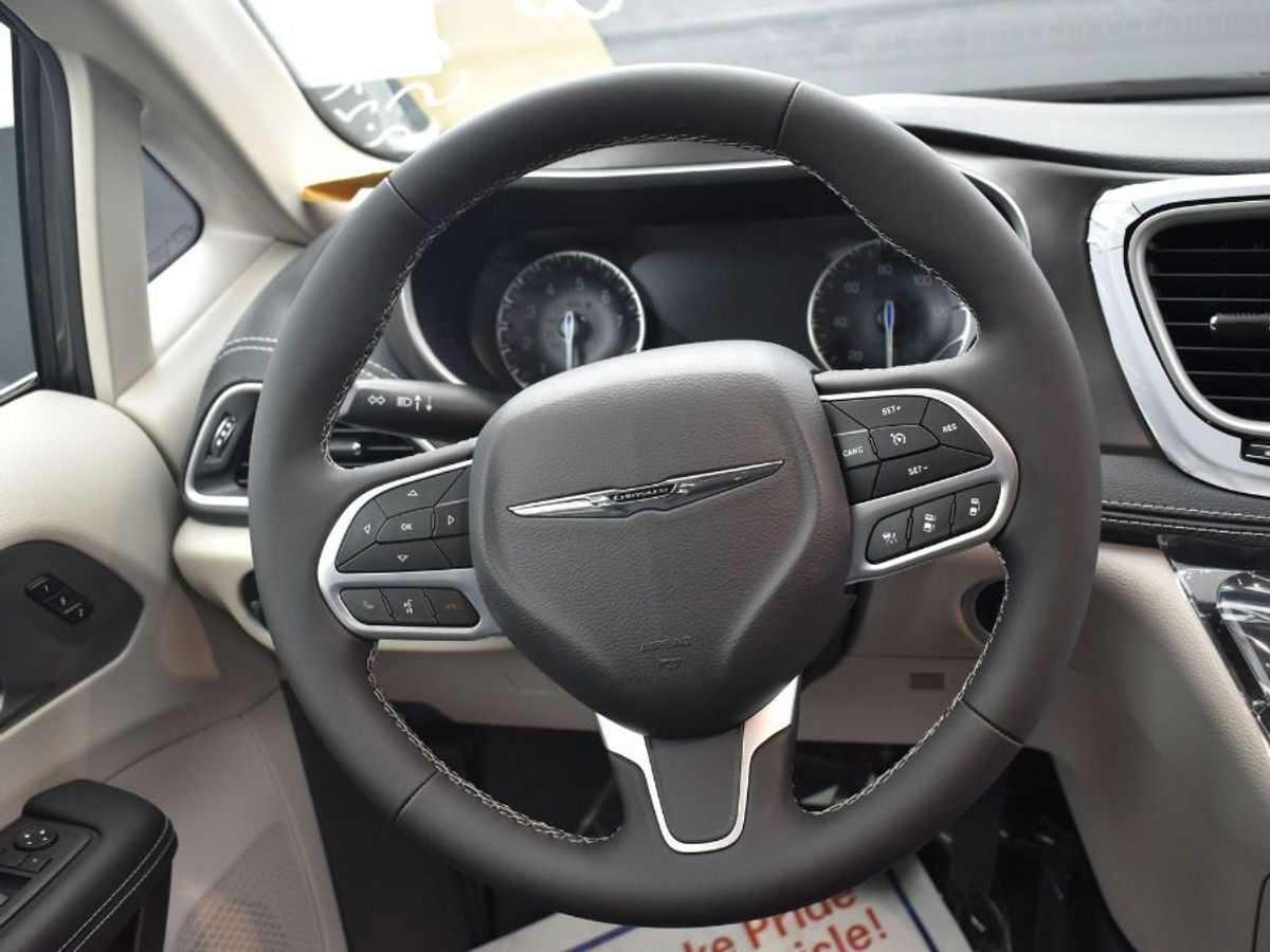 2023 Chrysler Pacifica Touring L - Photo 18