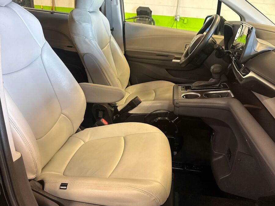 2022 Toyota Sienna LE - Photo 9