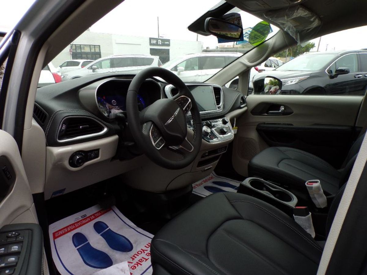 2024 Chrysler Pacifica Touring L - Photo 9