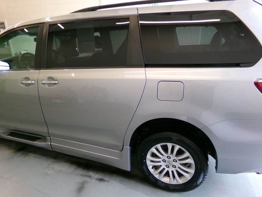 2015 Toyota Sienna XLE - Photo 15