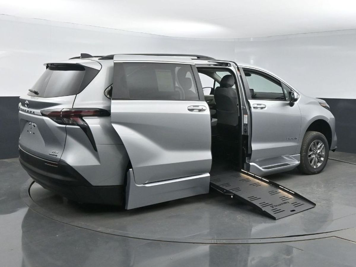 2024 Toyota Sienna XLE - Photo 22