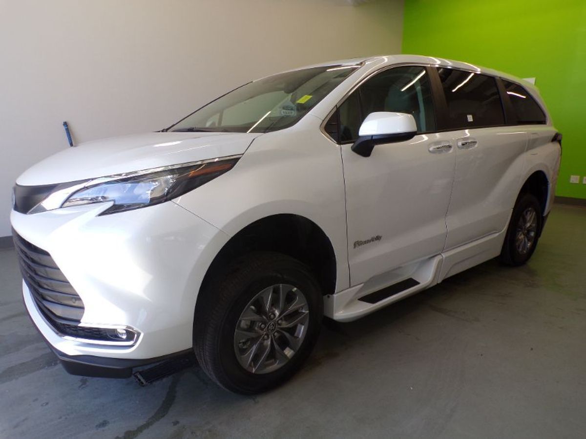 2024 Toyota Sienna XLE - Photo 6