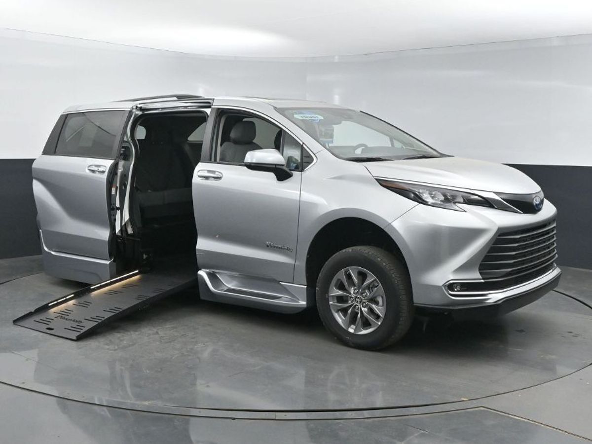 2024 Toyota Sienna XLE - Photo 16
