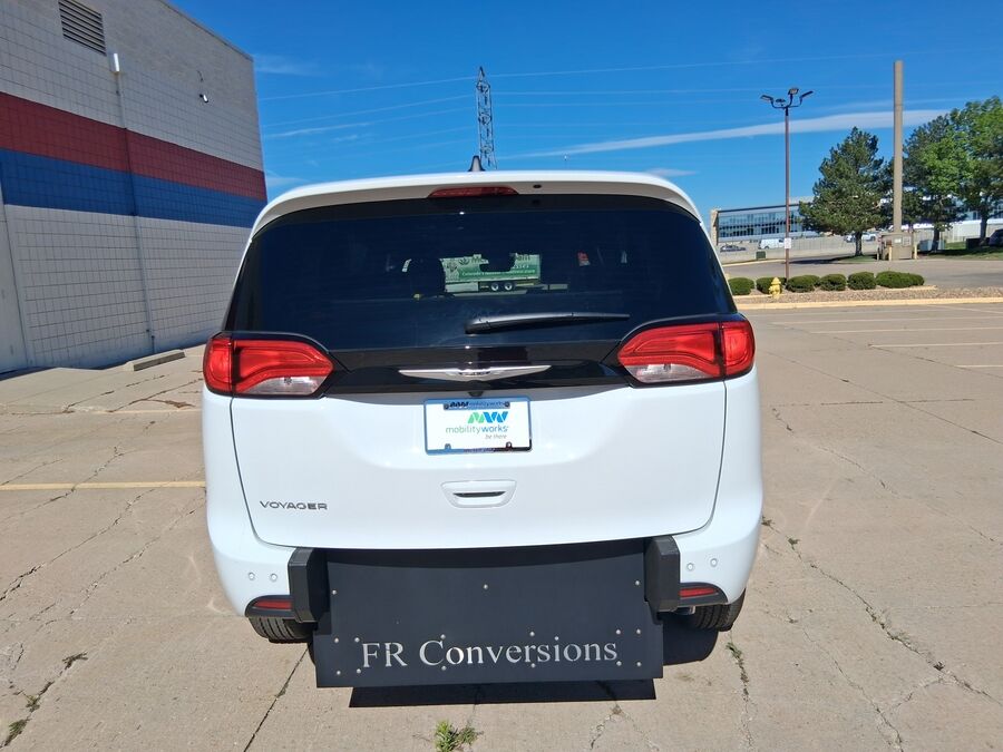2026 Chrysler Voyager LX - Photo 8