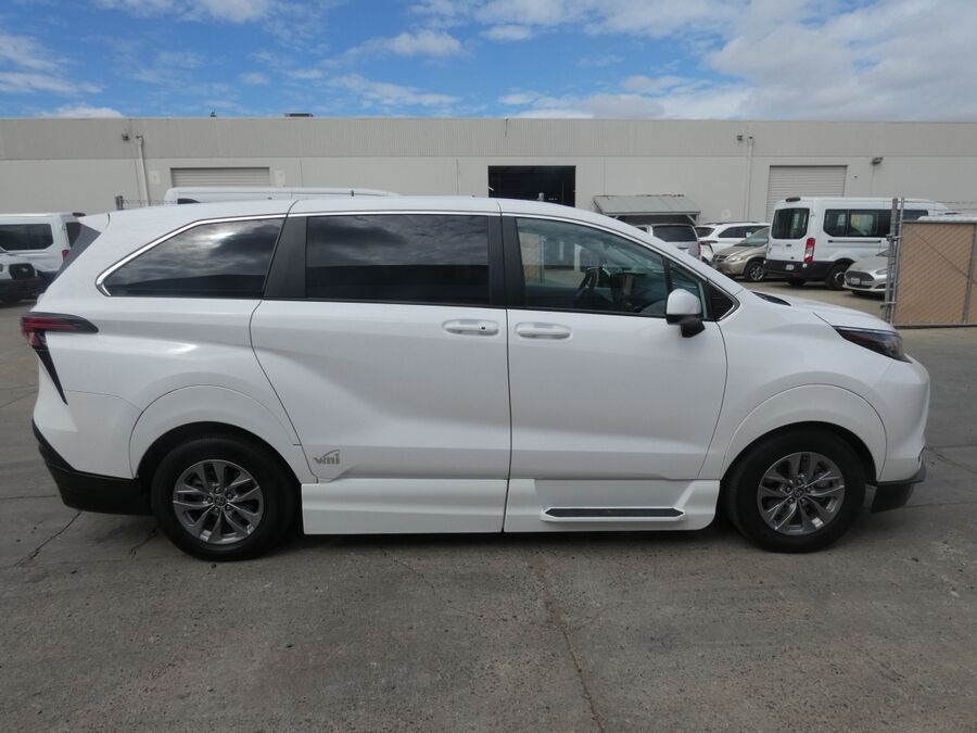 2022 Toyota Sienna LE - Photo 11