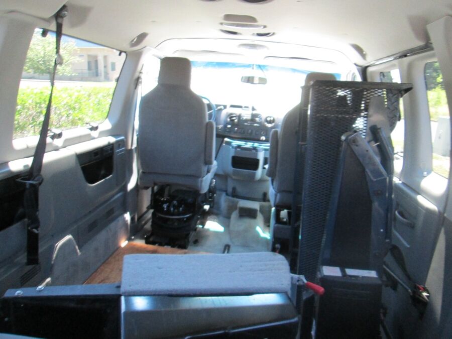 2013 Ford E-Series Econoline Wagon XLT - Photo 7