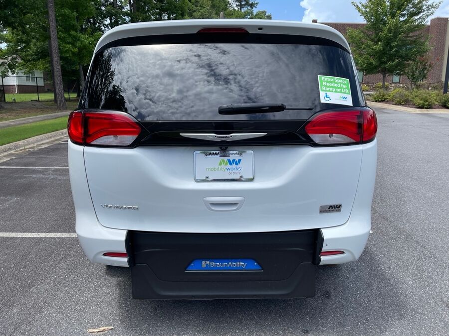 2023 Chrysler Voyager LX - Photo 7