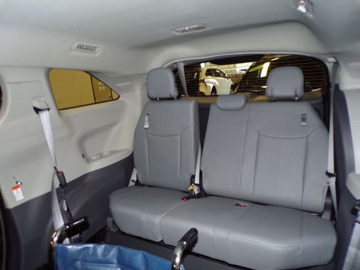 2024 Toyota Sienna XLE - Photo 11