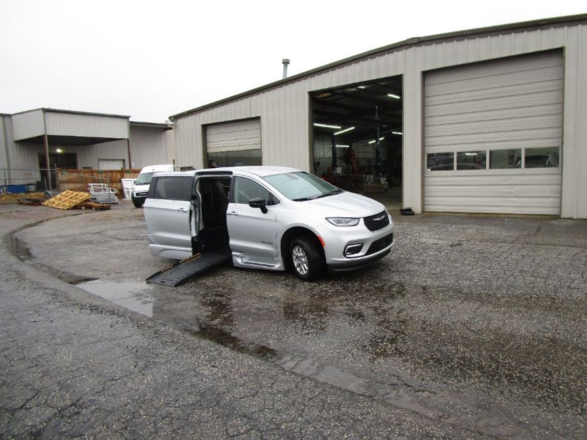 2024 Chrysler Pacifica Touring L - Photo 15