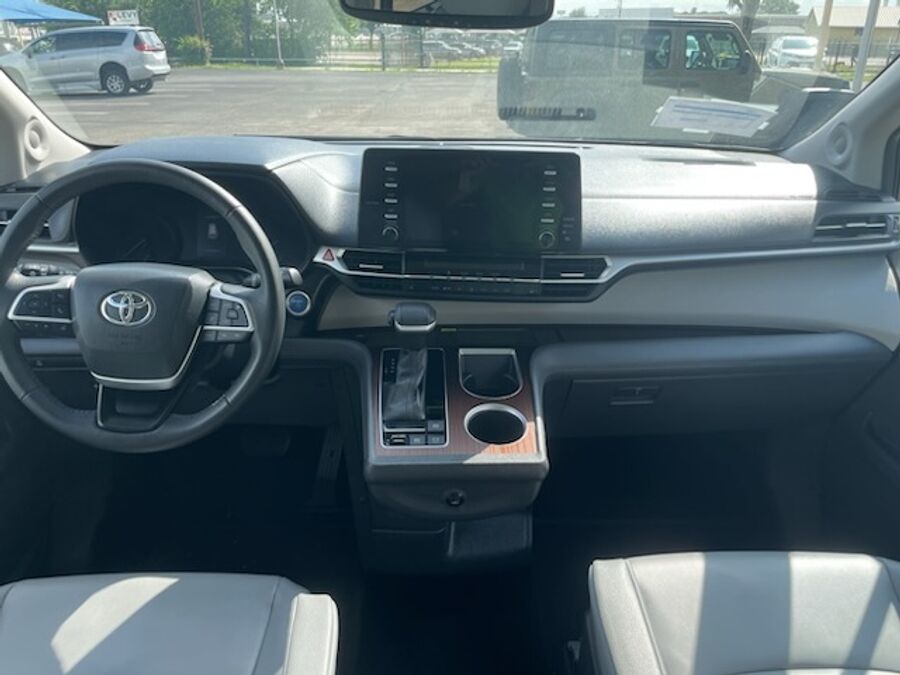 2022 Toyota Sienna XLE - Photo 2