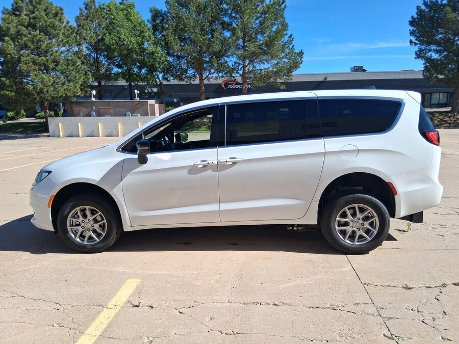 2026 Chrysler Voyager LX - Photo 18