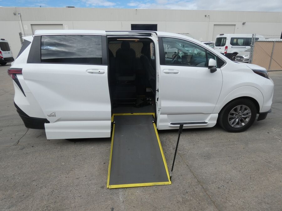 2022 Toyota Sienna LE - Photo 8