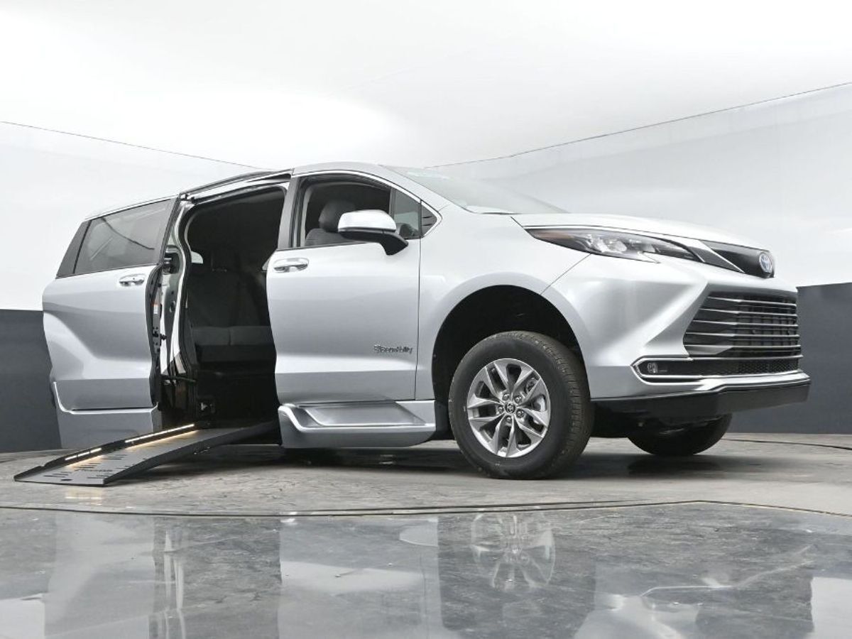 2024 Toyota Sienna XLE - Photo 8