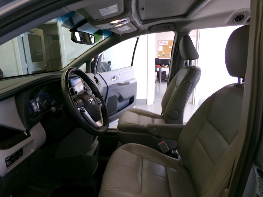 2015 Toyota Sienna XLE - Photo 7