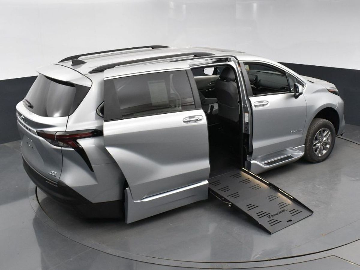 2024 Toyota Sienna XLE - Photo 15