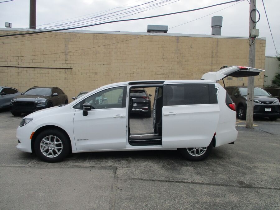 2026 Chrysler Voyager LX - Photo 9