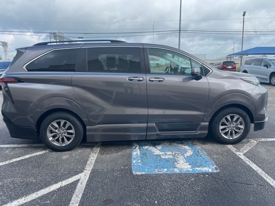 2022 Toyota Sienna XLE - Photo 4