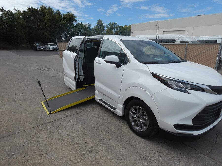 2022 Toyota Sienna LE - Photo 9