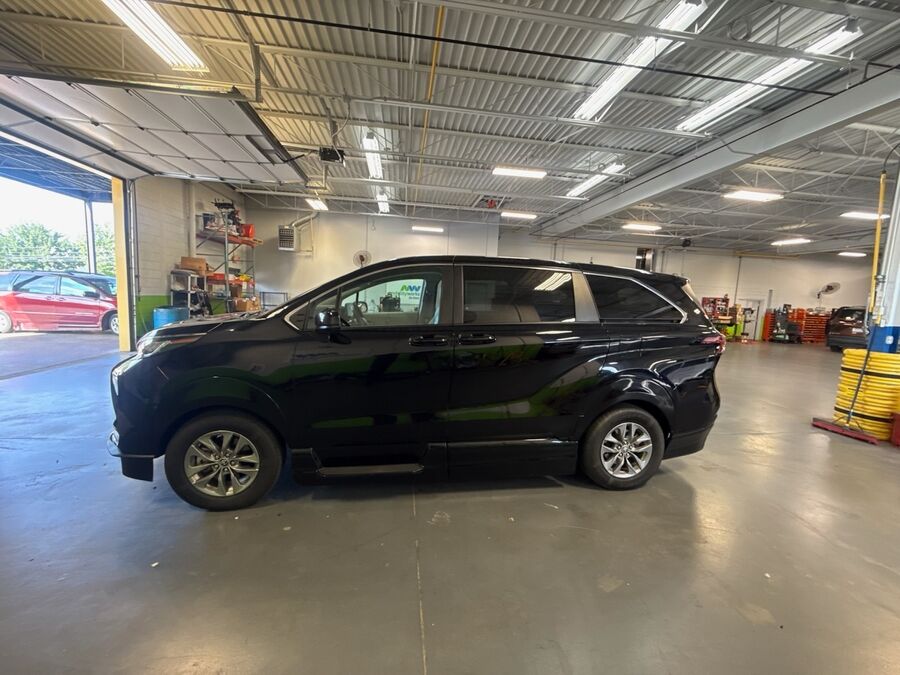 2022 Toyota Sienna LE - Photo 6
