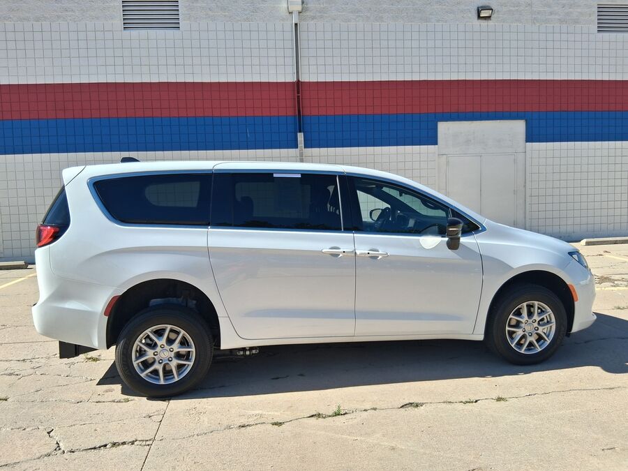 2026 Chrysler Voyager LX - Photo 6