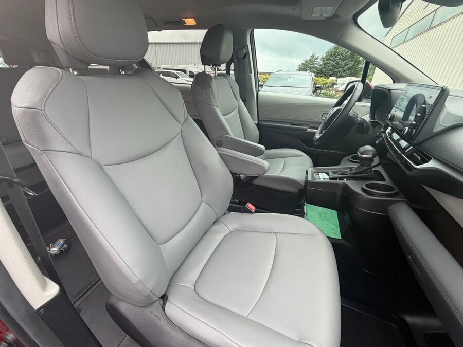 2024 Toyota Sienna XLE - Photo 19