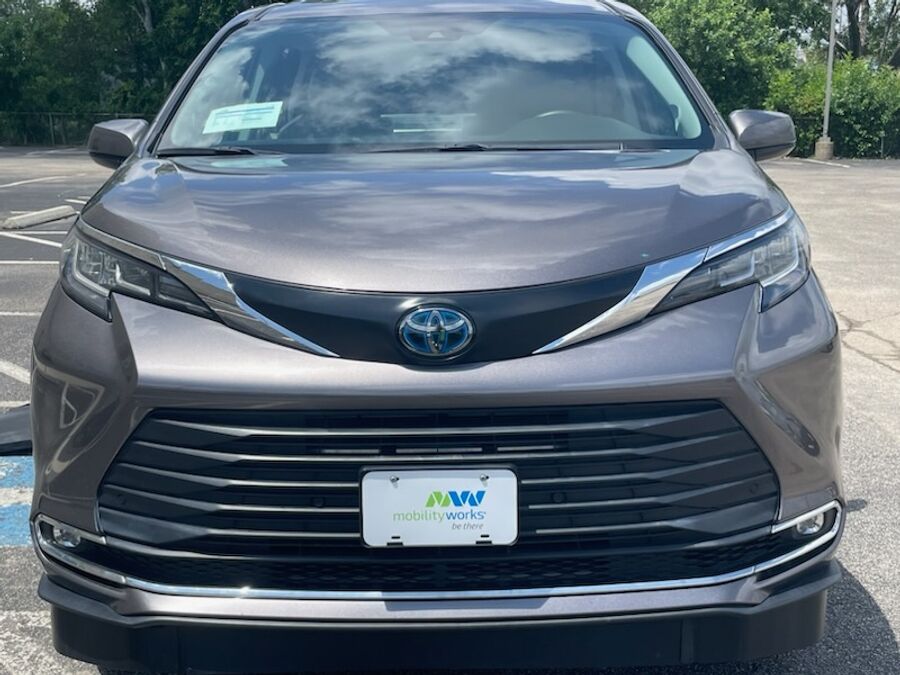2022 Toyota Sienna XLE - Photo 5