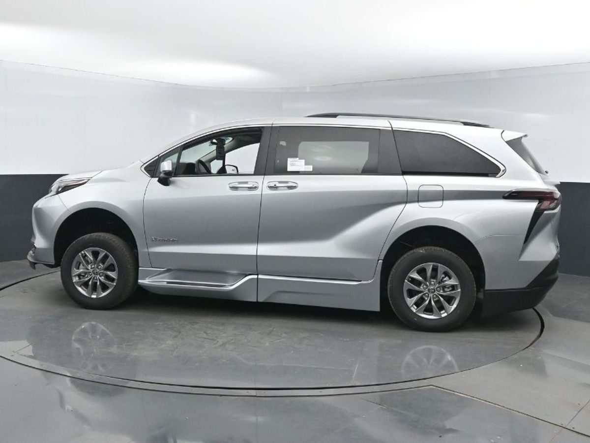 2024 Toyota Sienna XLE - Photo 19