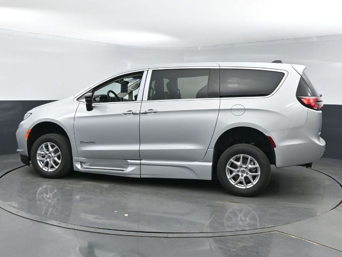 2024 Chrysler Pacifica Touring L - Photo 22