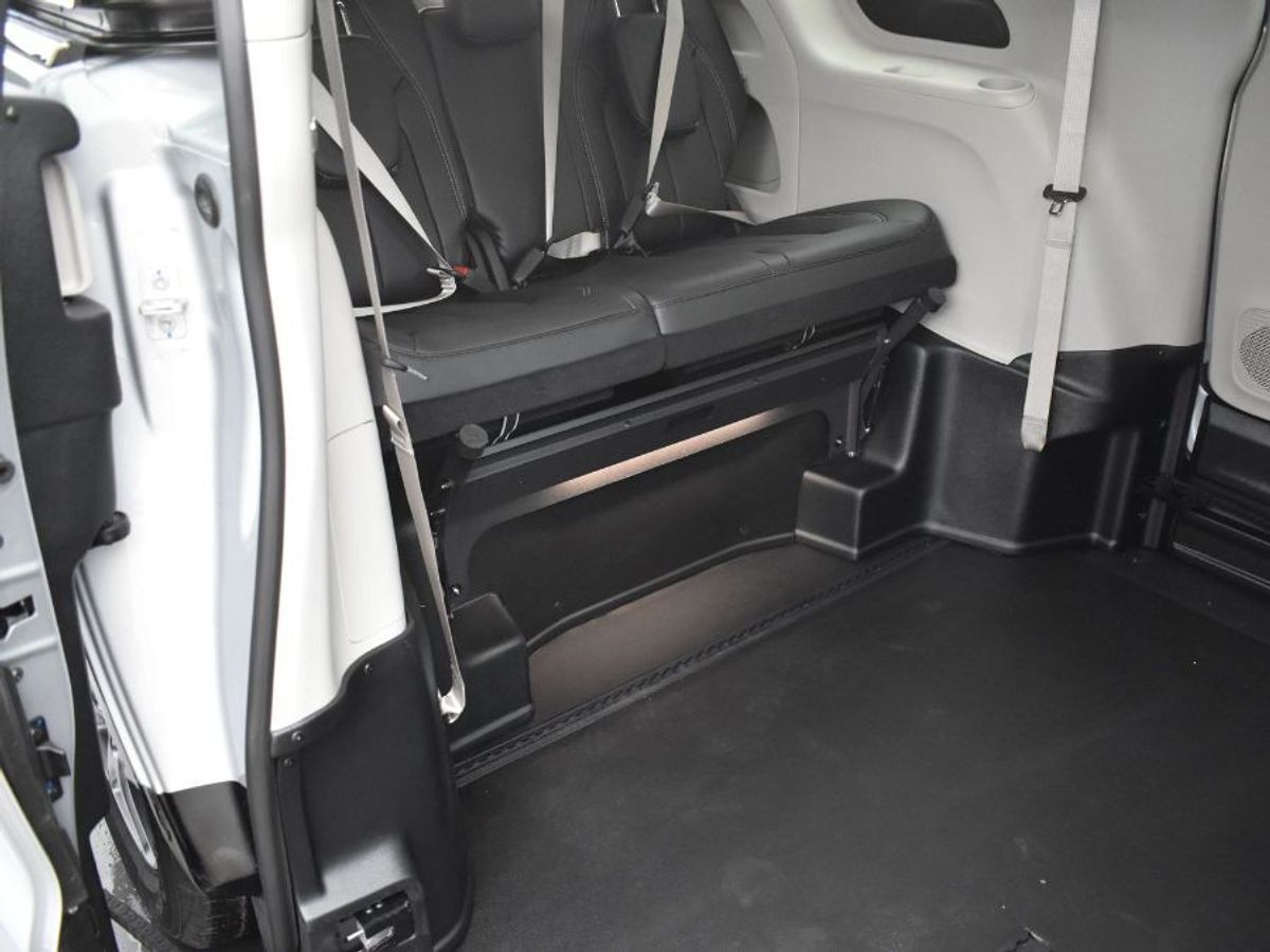 2024 Chrysler Pacifica Touring L - Photo 7
