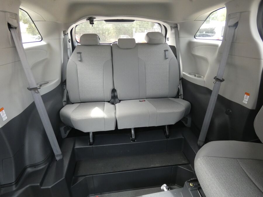 2022 Toyota Sienna LE - Photo 6