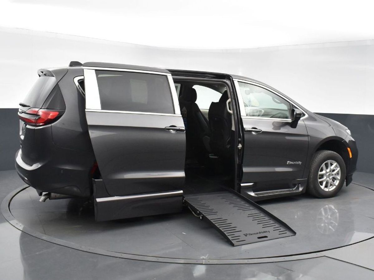 2023 Chrysler Pacifica Touring L - Photo 13