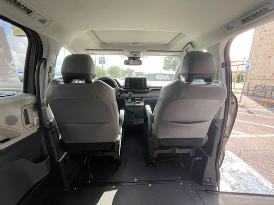2022 Toyota Sienna XLE - Photo 3