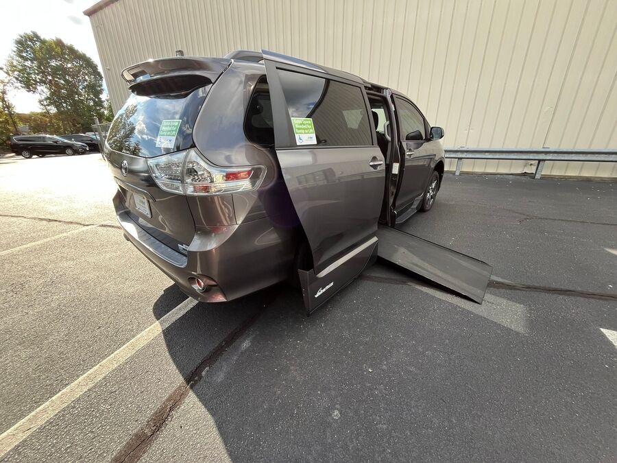 2017 Toyota Sienna SE - Photo 7